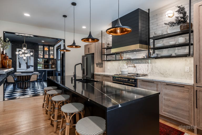  Modern Victorian Content House Minutes from Philly! 