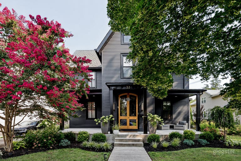  Modern Victorian Content House Minutes from Philly! 