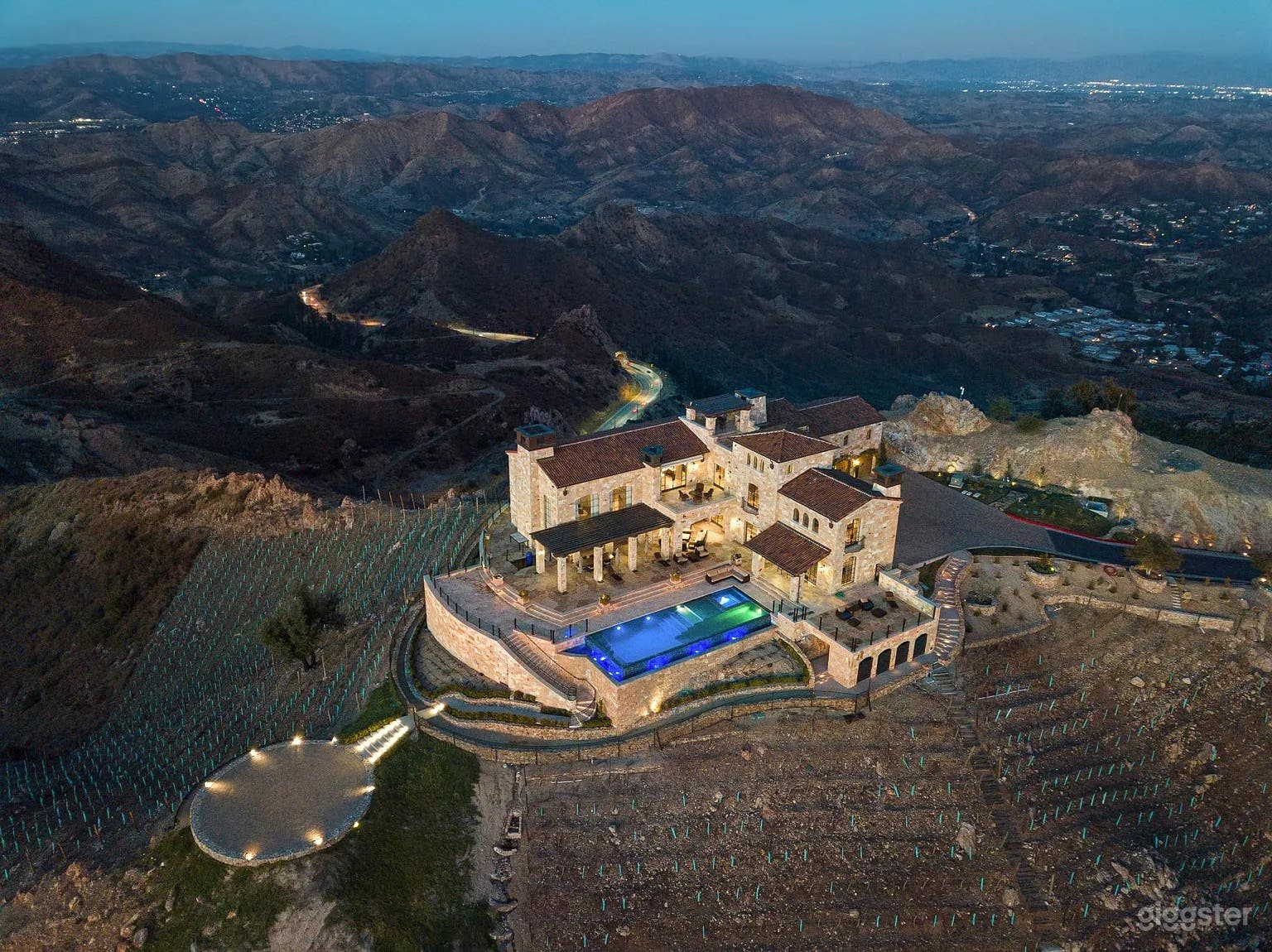 TUSCAN FORTRESS ESTATE IN THE VINES Photo 2