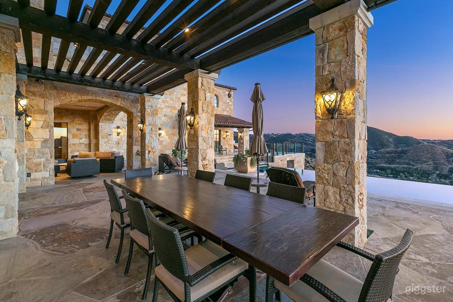 TUSCAN FORTRESS ESTATE IN THE VINES Photo 3