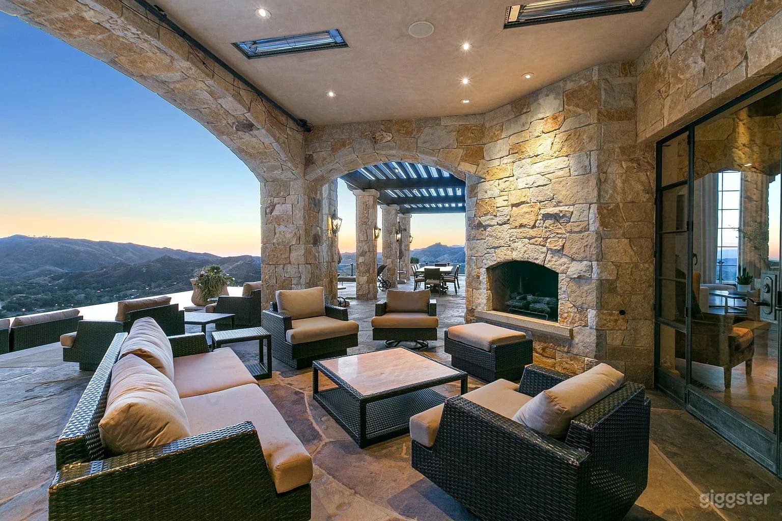 TUSCAN FORTRESS ESTATE IN THE VINES Photo 4