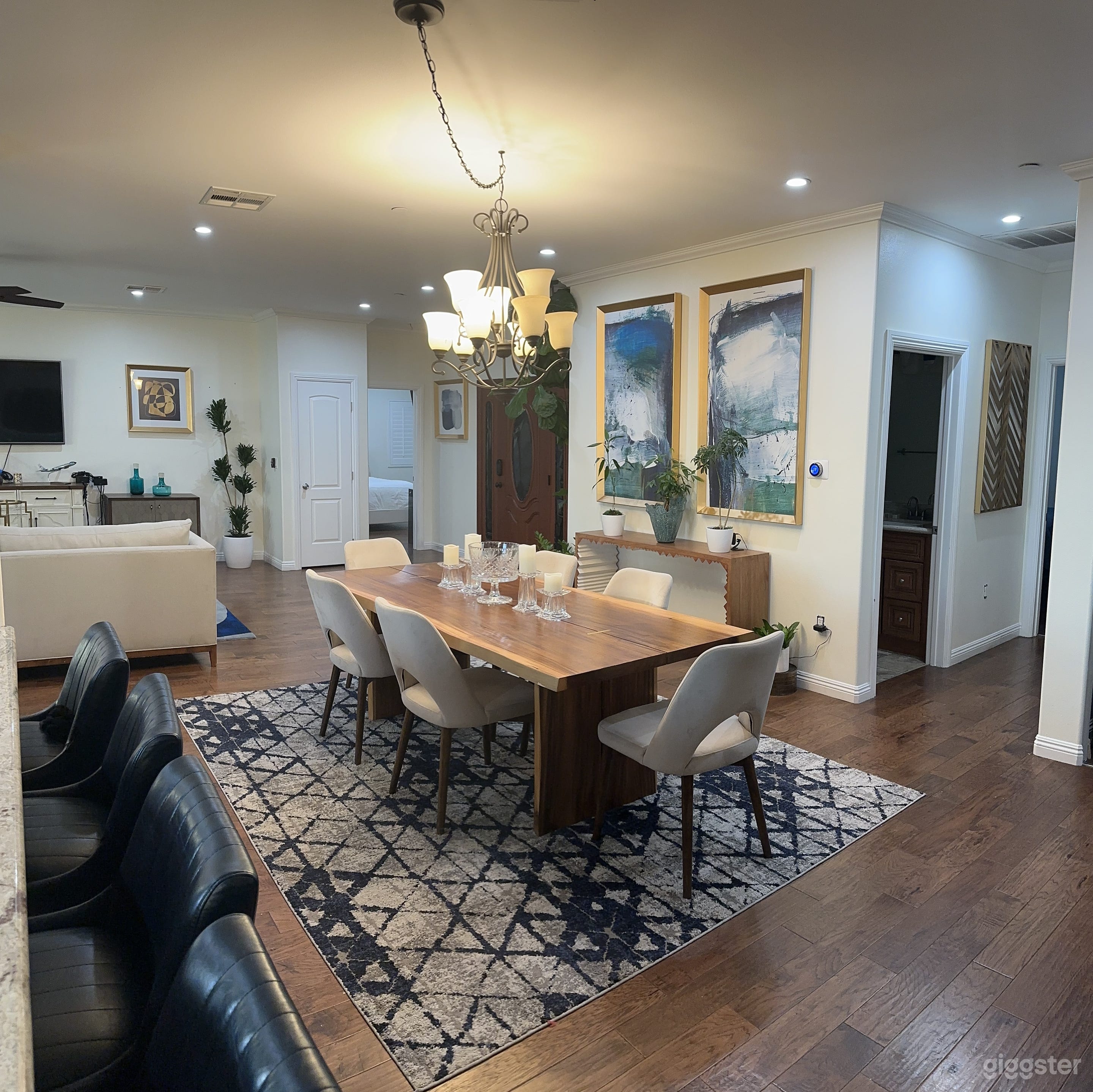 Dining room for 8 guest.