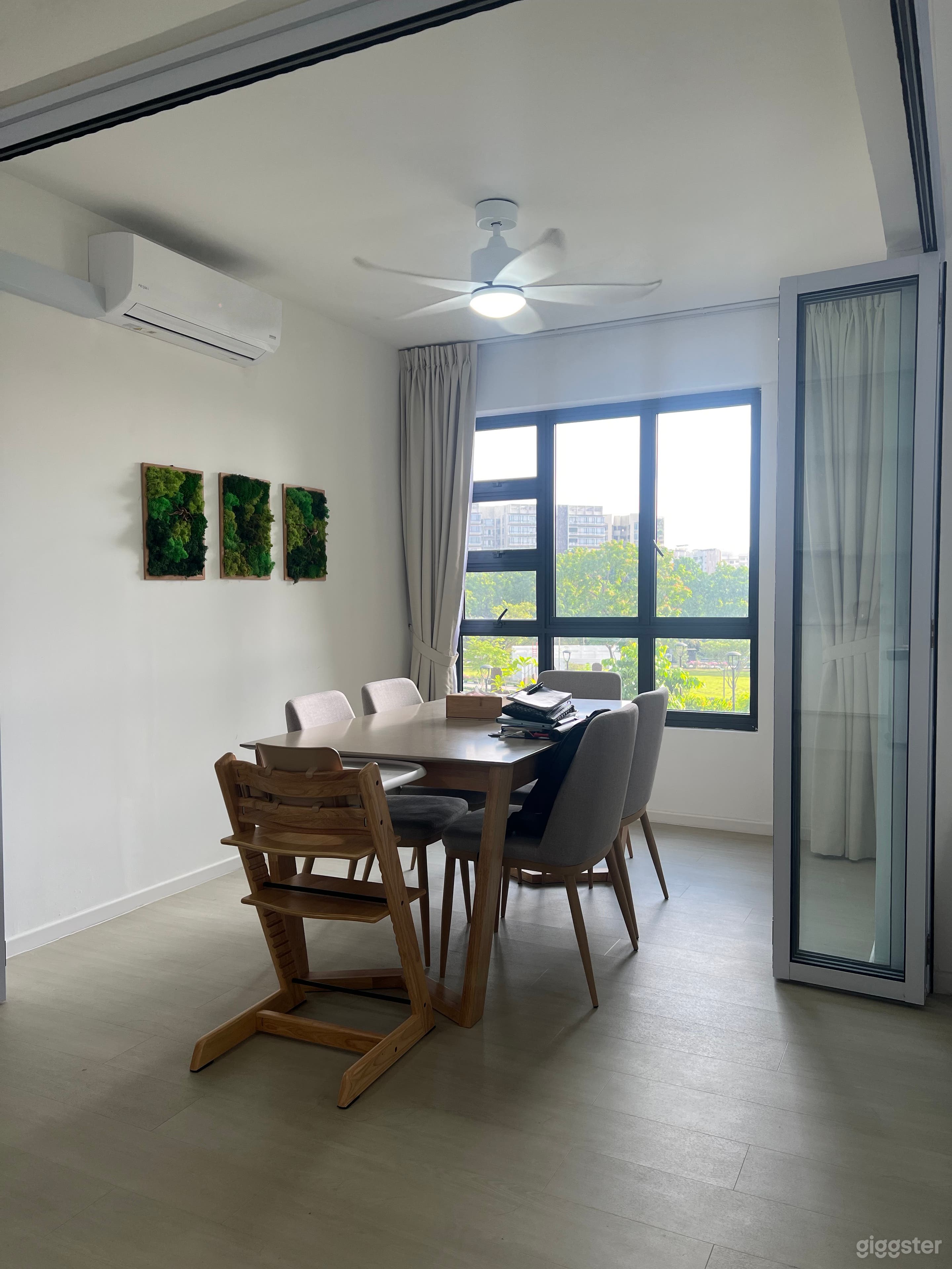 Minimalist 4 Bedroom Apartment Photo 3