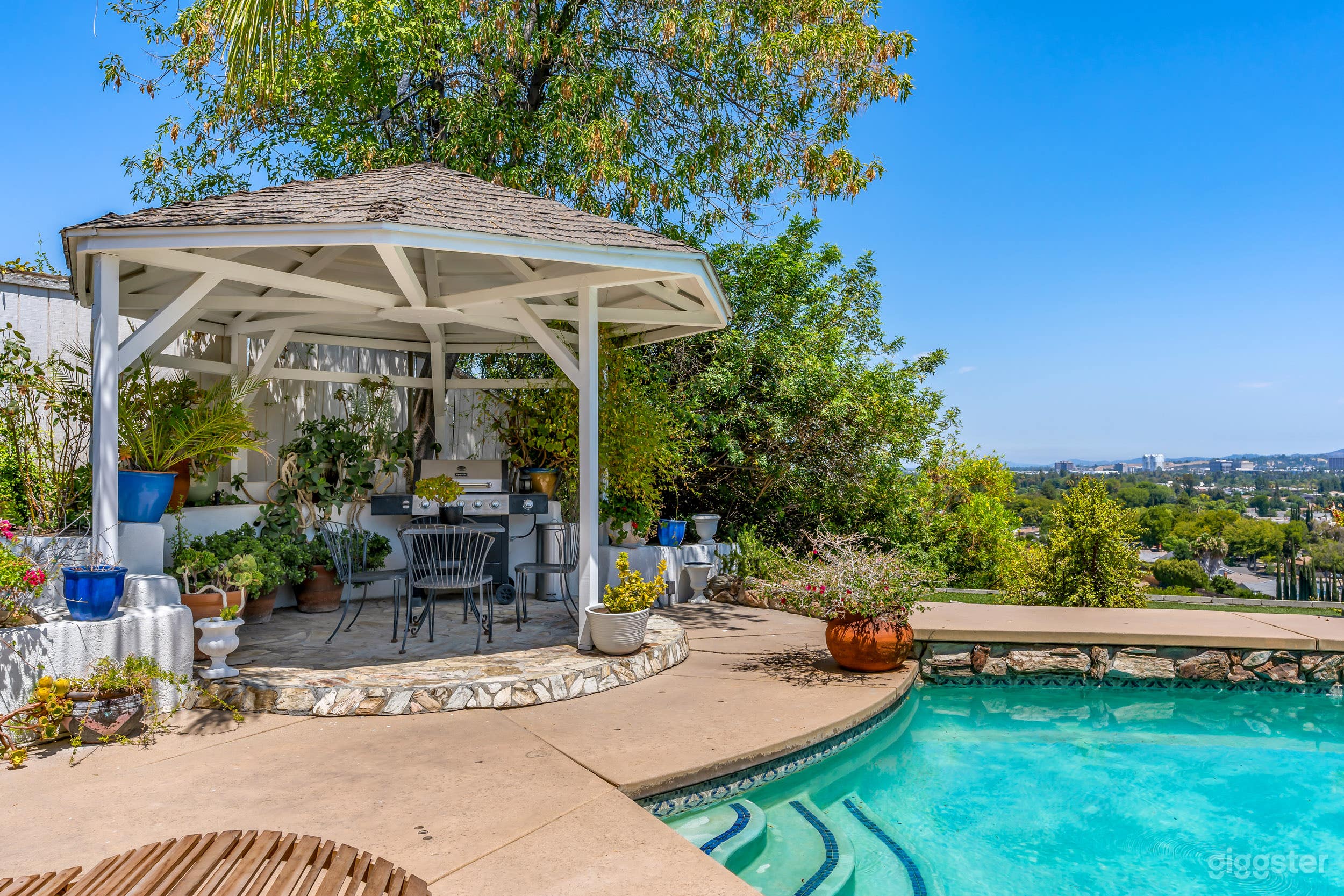 Valley View - Backyard &amp; Pool Photo 1