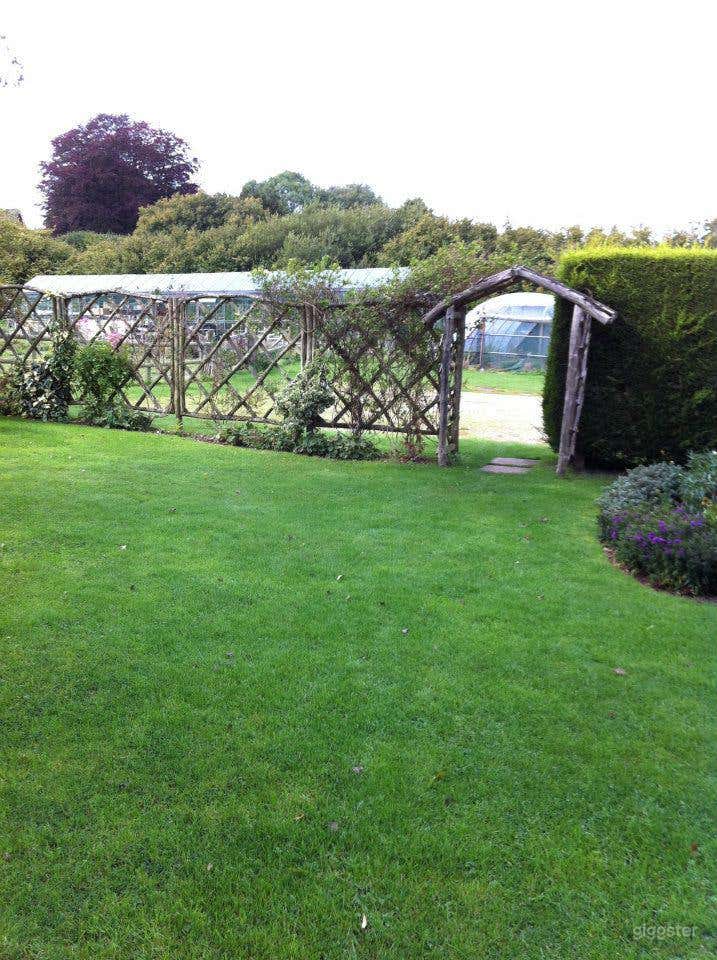 Amazing and Spacious Outdoor Garden for Relaxation Photo 2