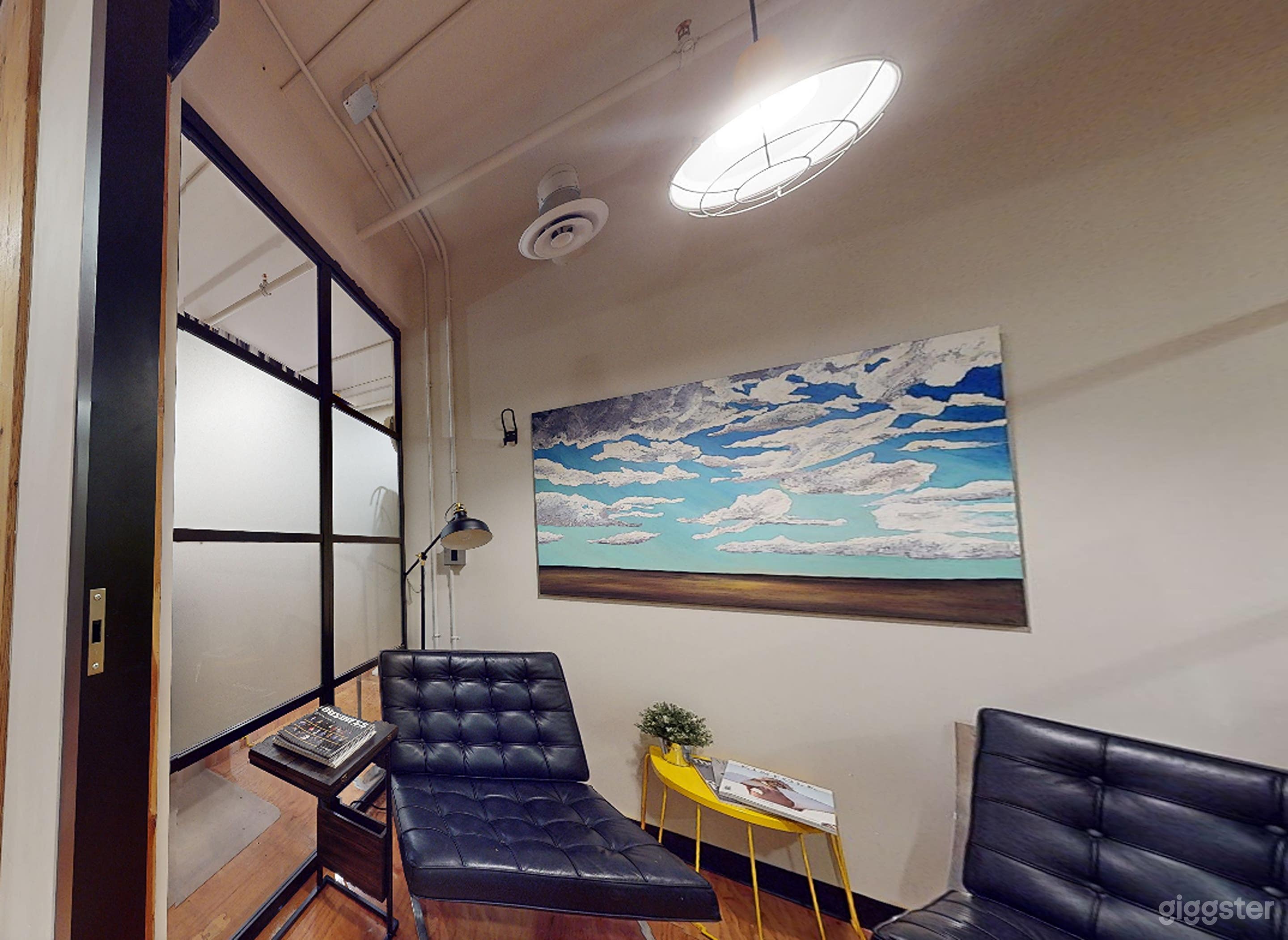 Private 2-Person Meeting Room Photo 3