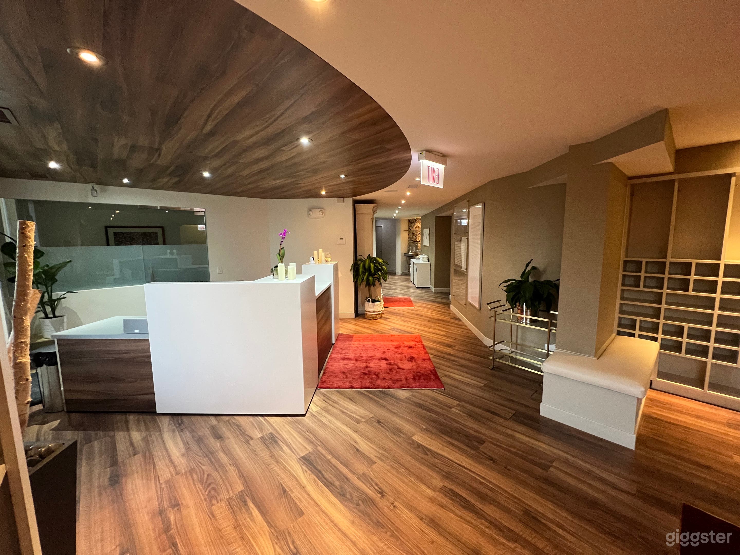 Beautiful Spacious Lobby