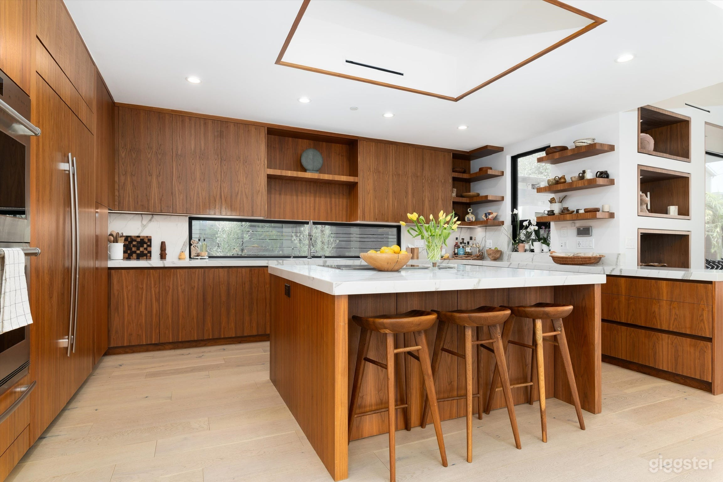 Large Modern Home for film and commercial shoots Photo 2