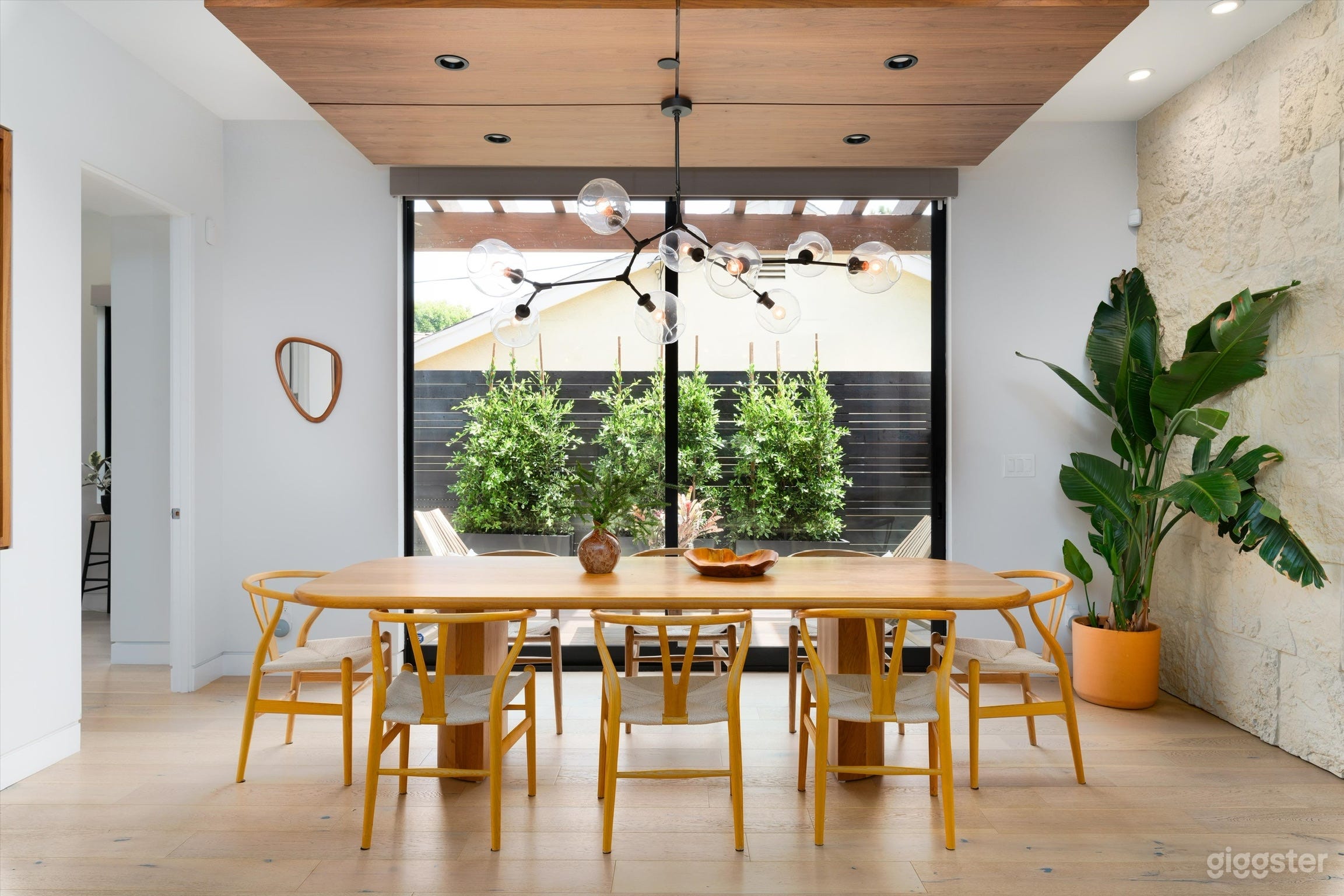 Large Modern Home for film and commercial shoots Photo 4