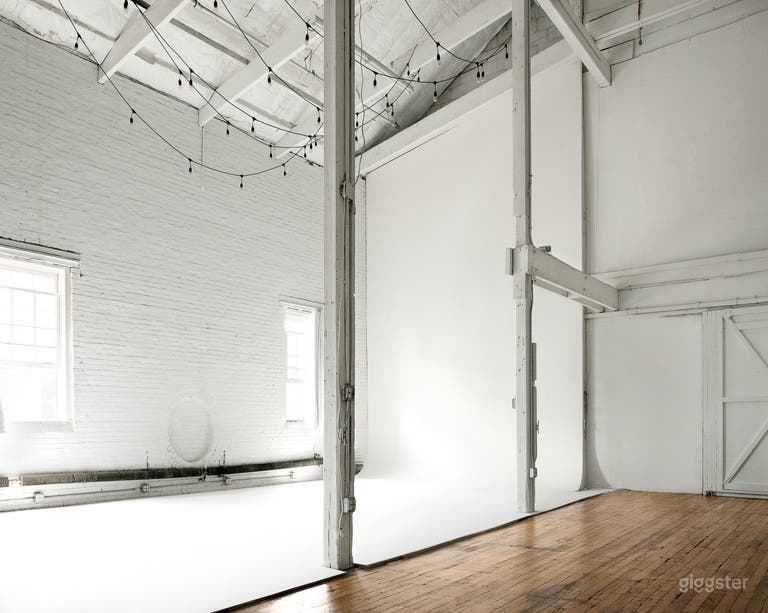  Estudio de fotografía en South Boston. Pared cíclica de 22 pies de altura. 