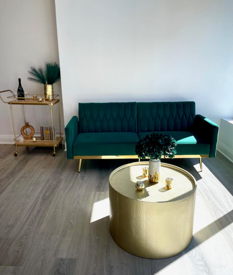  Cozy seating area located near front entrance 