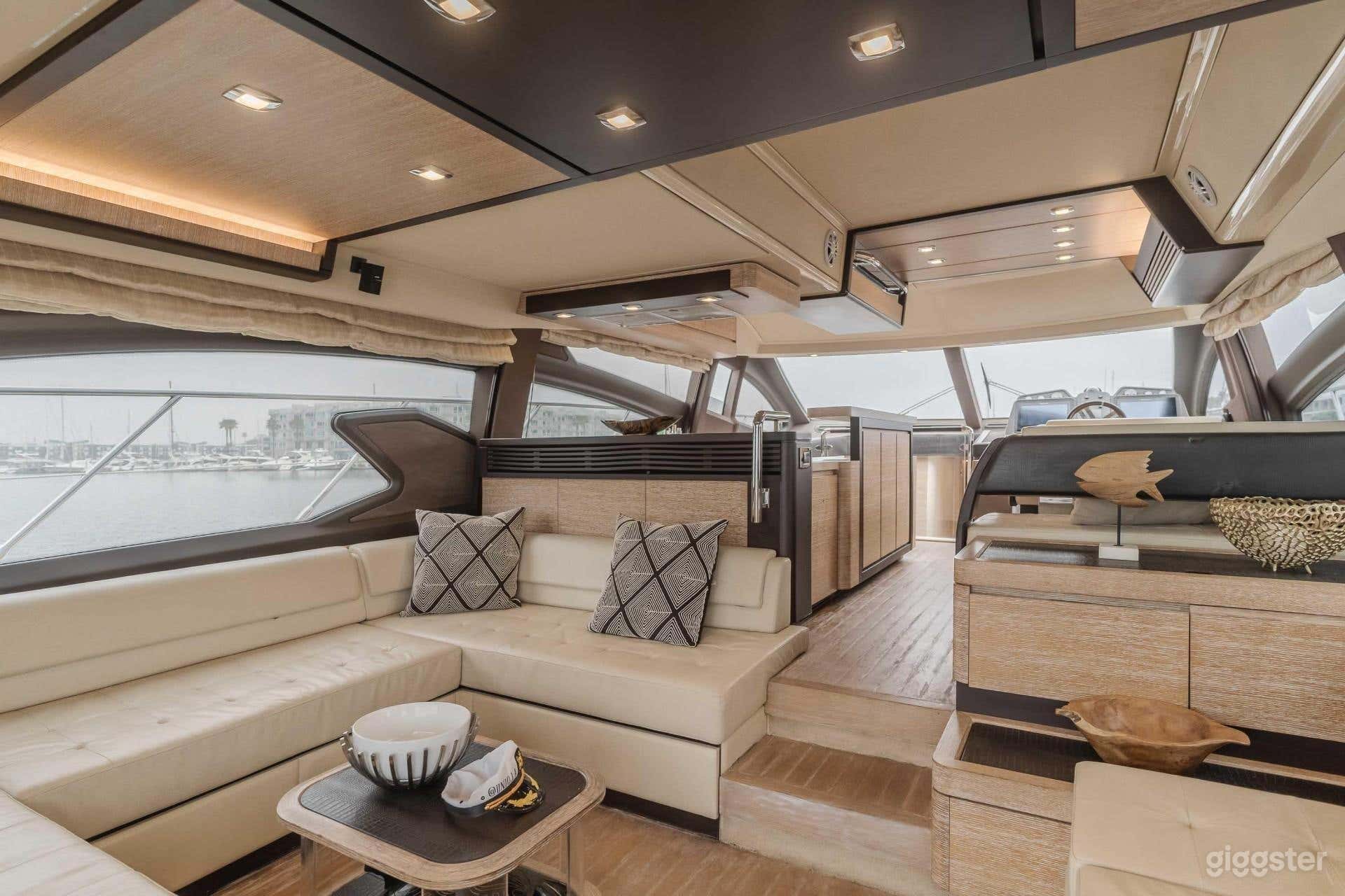 64' AZIMUT FLYBRIDGE YACHT Photo 3