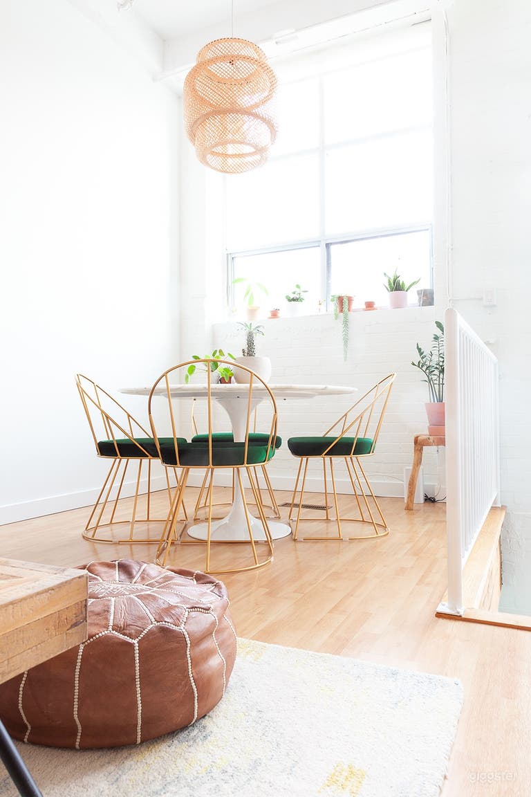  Bright And Airy Loft Space  
