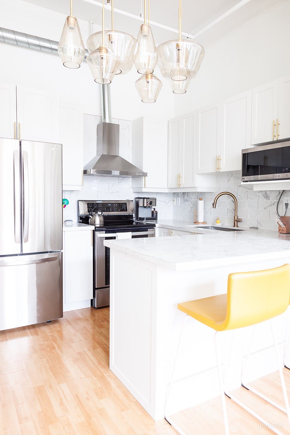 Bright And Airy Loft Space  Photo 4