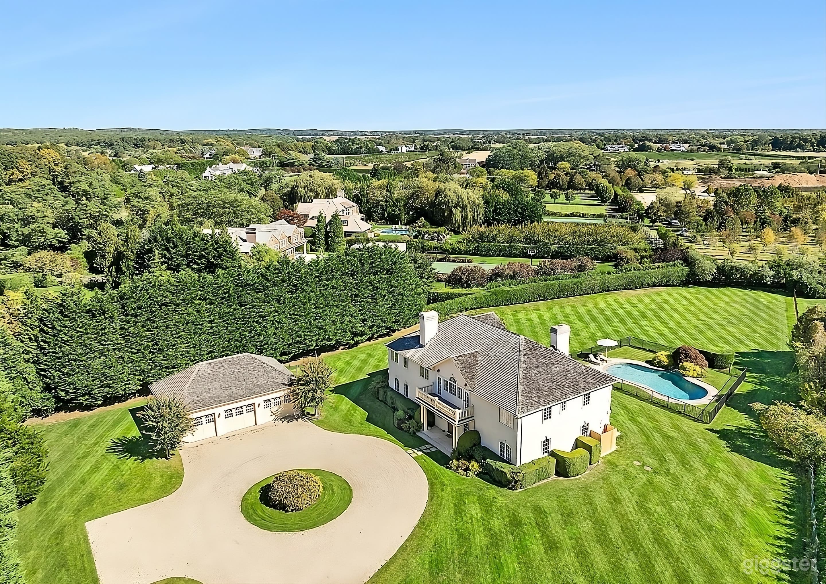 Premier Spacious Estate Backyard Photo 4