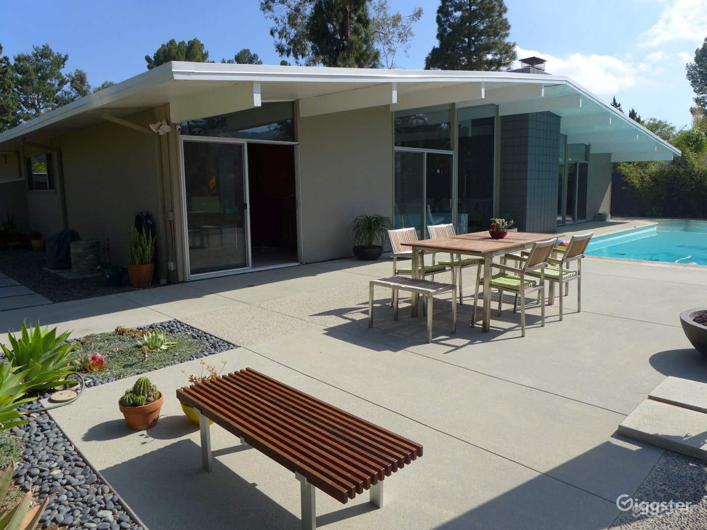 Fascinating Pool Area with Stunning Views of the Mountains Photo 3