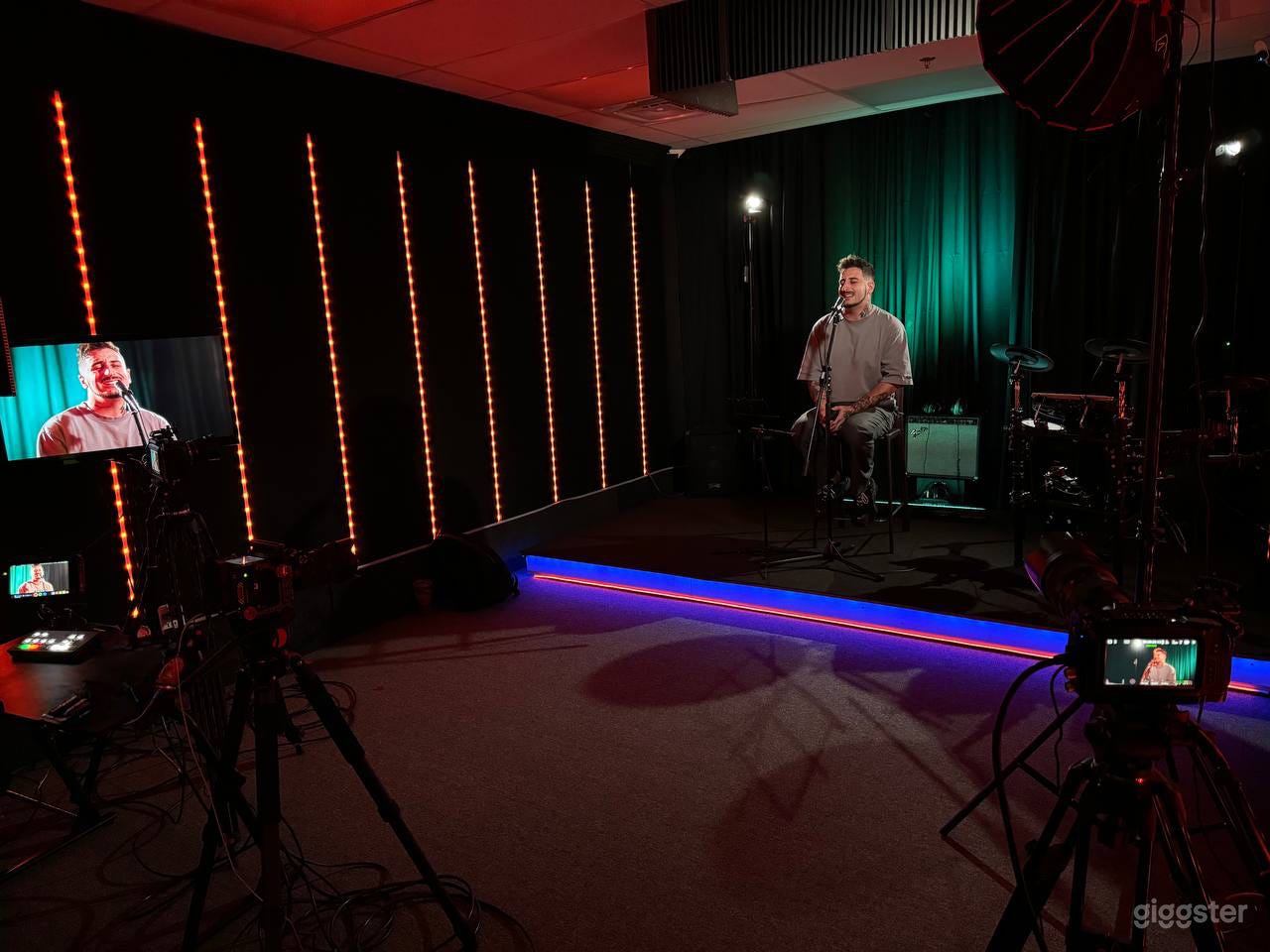 ‎‏Music rehearsal and performance studio with simultaneous filming by 3 cameras, ready for live broadcasting.