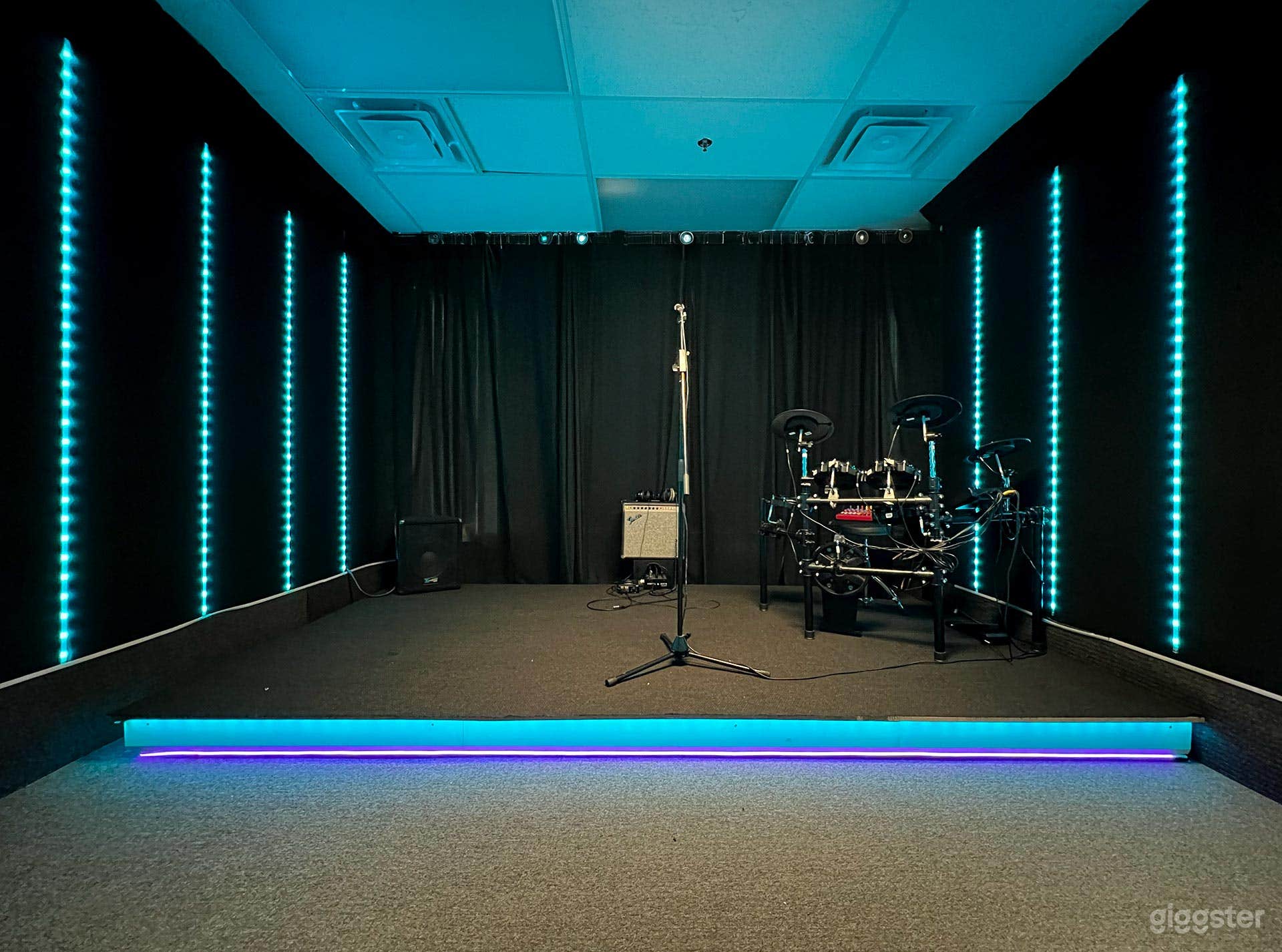 PERFORMANCE &amp; REHEARSAL ROOM