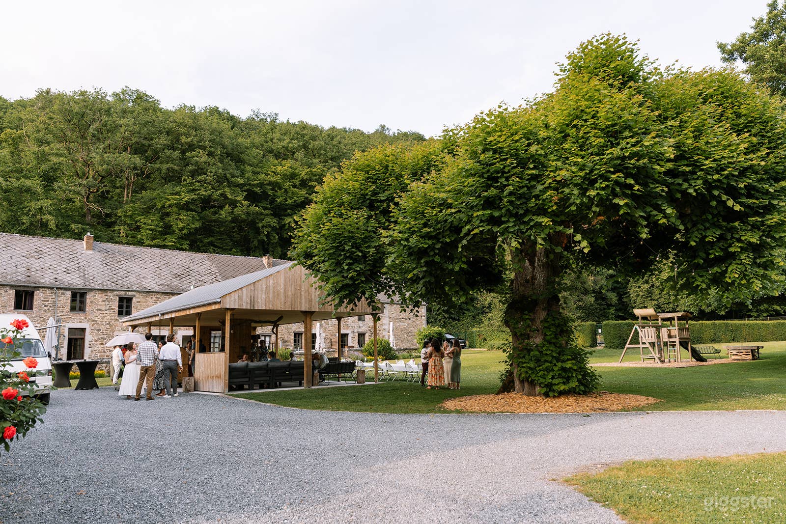 Photo de Lieu d'évasion français au bord de la rivière et entouré de forêt 2