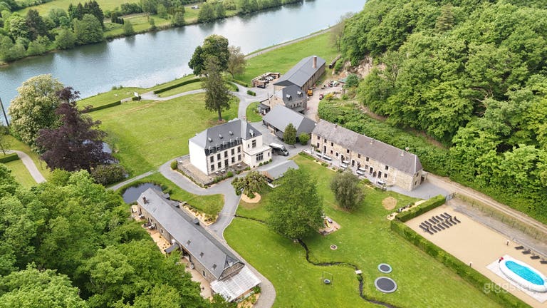  Lieu d'évasion français au bord de la rivière et entouré de forêt 
