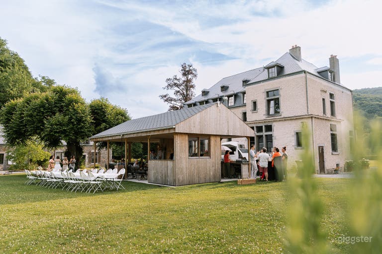  Lieu d'évasion français au bord de la rivière et entouré de forêt 