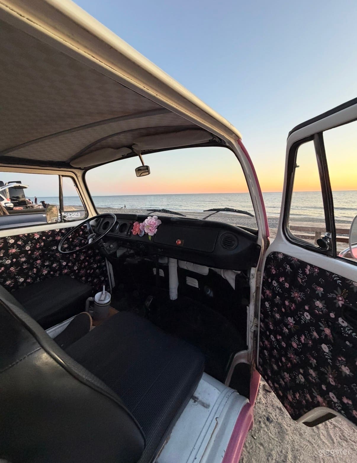 Classic 1974 vw bus type two. pink and flower interior Photo 4