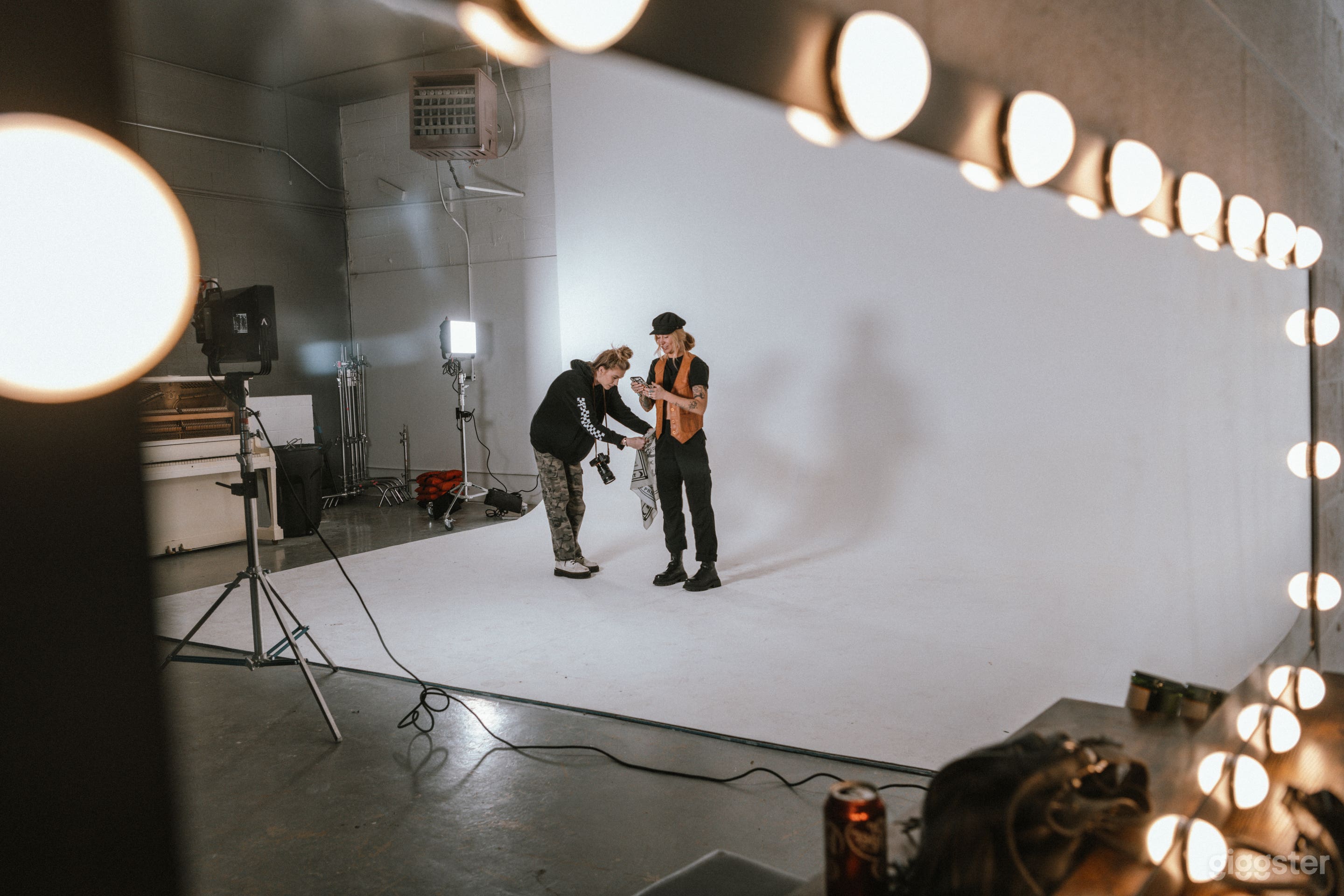 Photo &amp; Film studio w/ lighting &amp; half pipe Photo 2