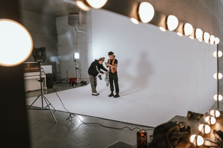  Studio Photo & Film avec éclairage & half pipe 