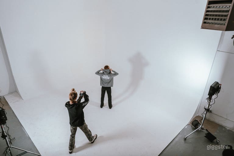  Studio Photo & Film avec éclairage & half pipe 