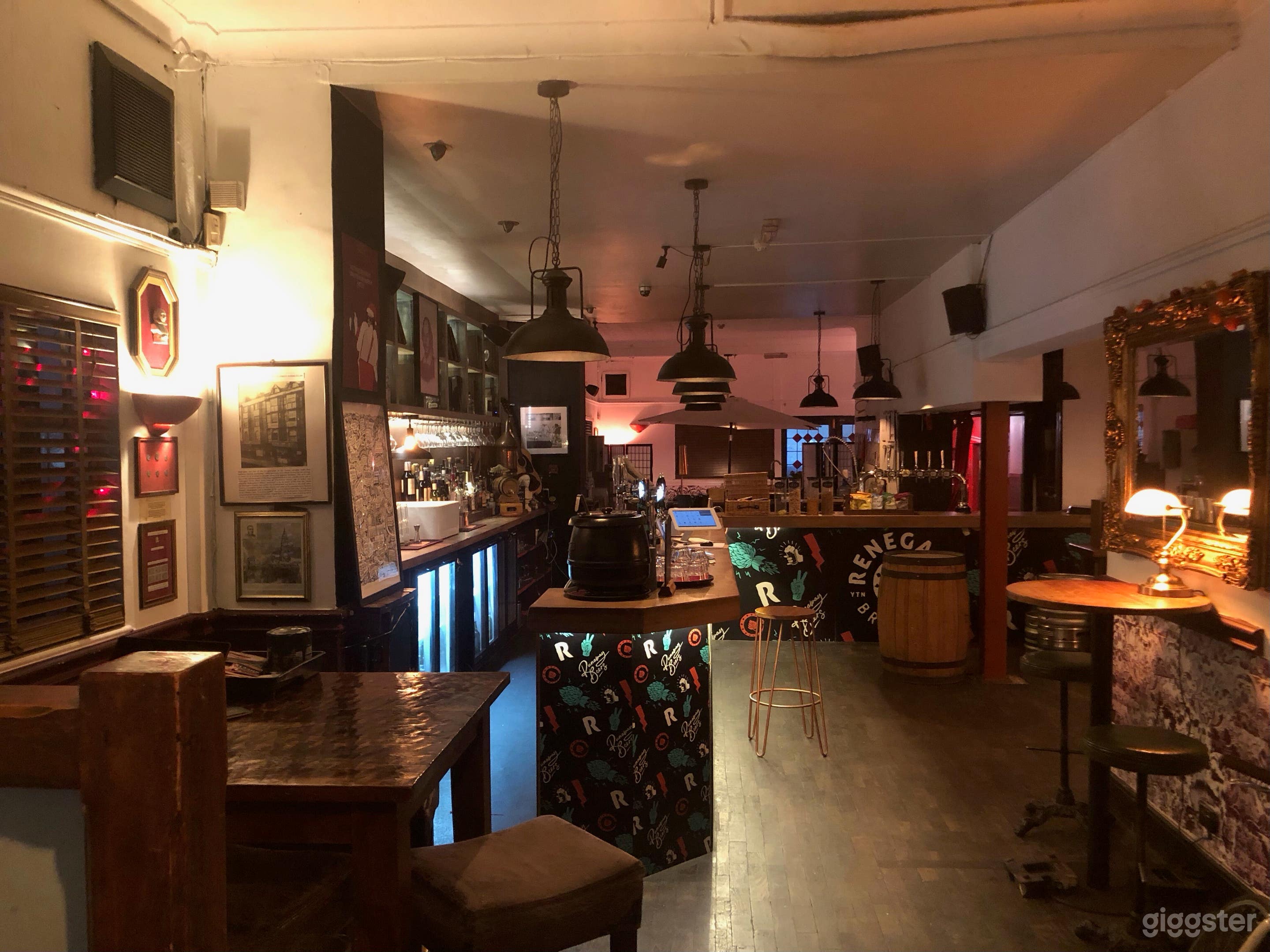 An historical pub in the heart of the City of London Photo 1