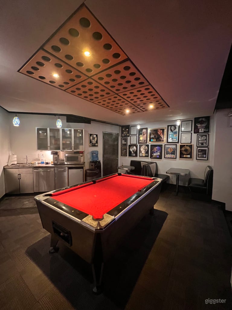  Lounge Area with Kitchenette 