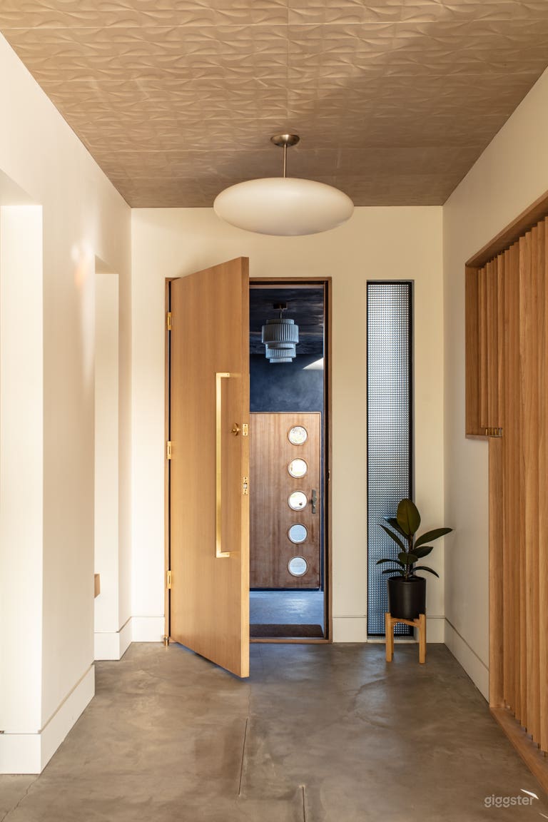  Modern Contemporary aesthetics w/ loads of Natural light 