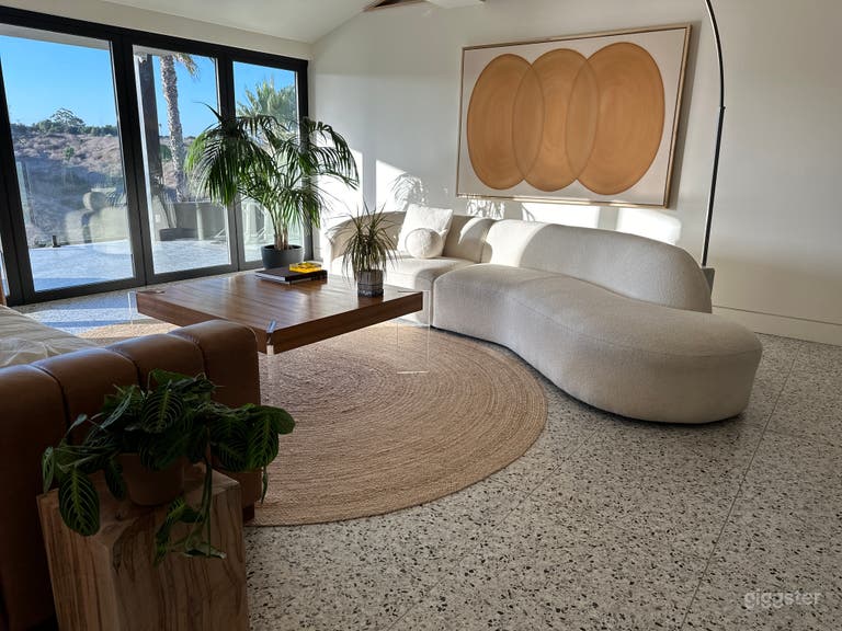  Modern Contemporary aesthetics w/ loads of Natural light 