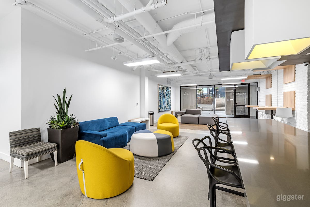 Open, Modern Lounge in Newport Beach Photo 3