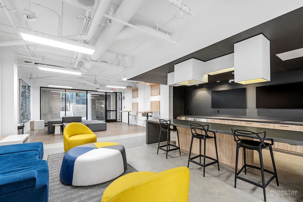 Open, Modern Lounge in Newport Beach Photo 2