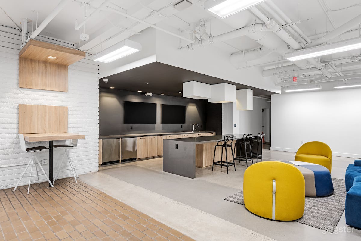 Open, Modern Lounge in Newport Beach Photo 1