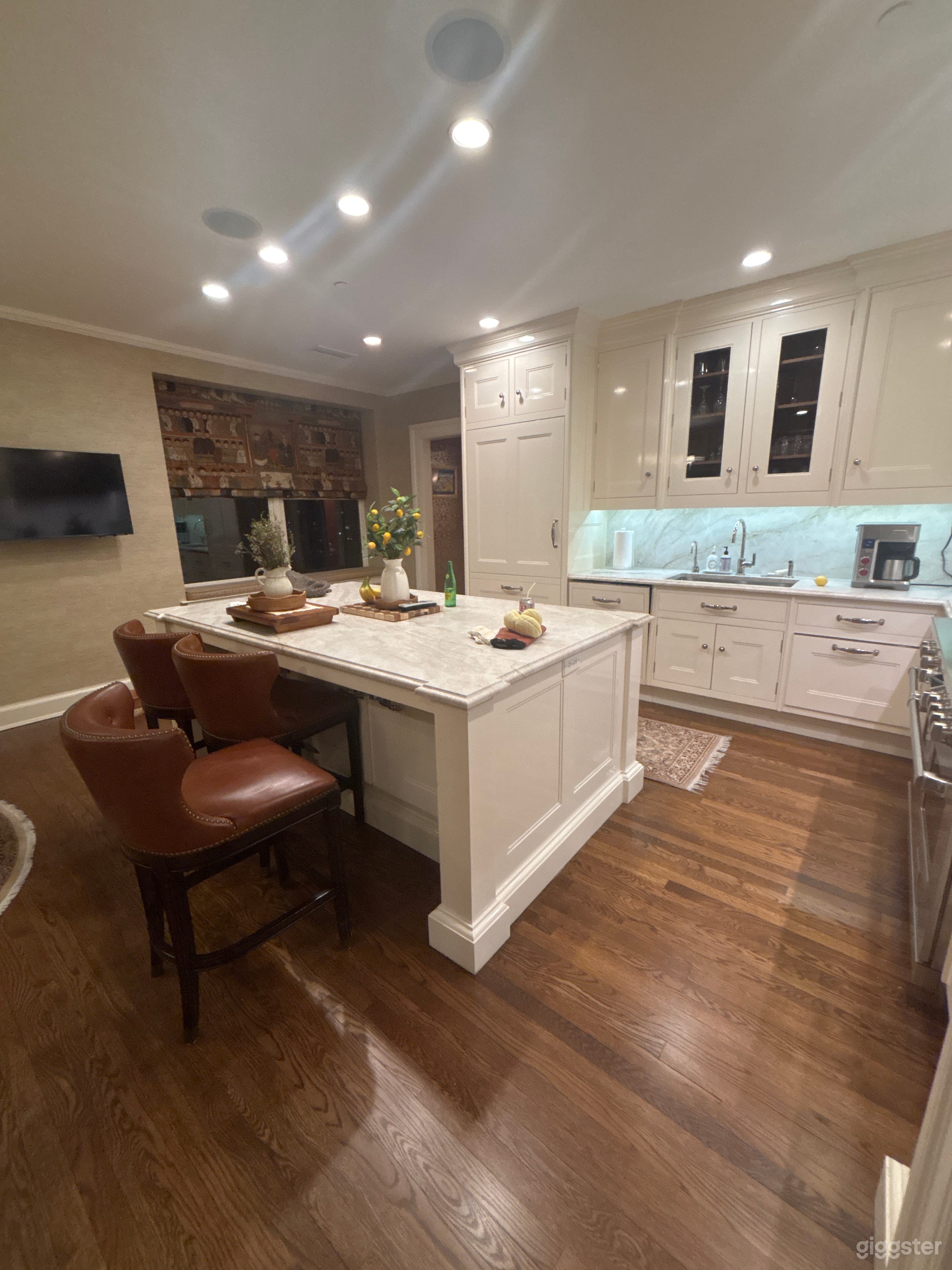 Luxury City Condo Photo 3