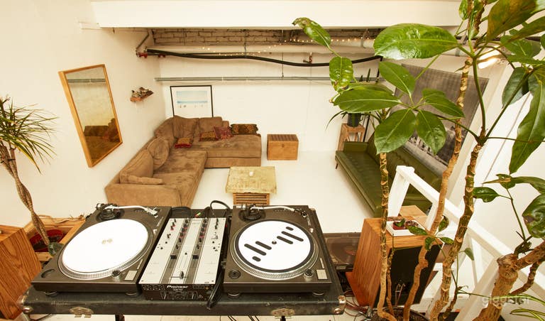  Bright Open Loft Space And Meeting Room 