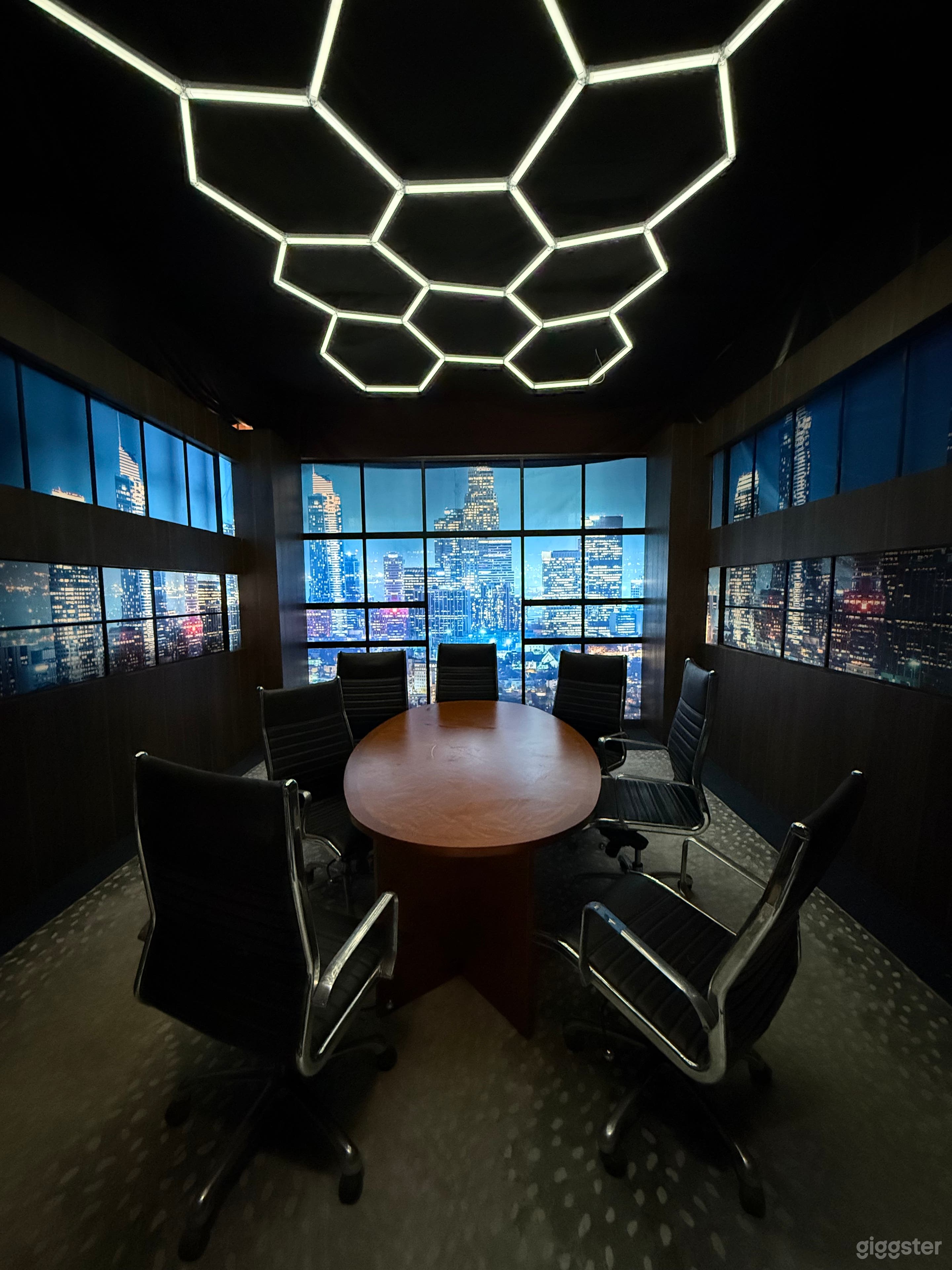 Podcast/Newscast/CEO OFFICE/Conference Room Studio Photo 4