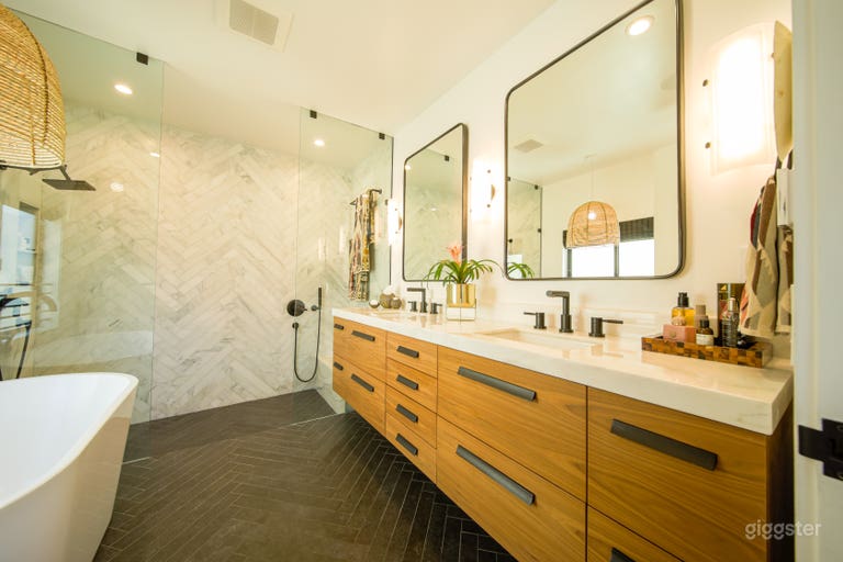  Bright with High Ceilings Ideal for Photo Shoots 