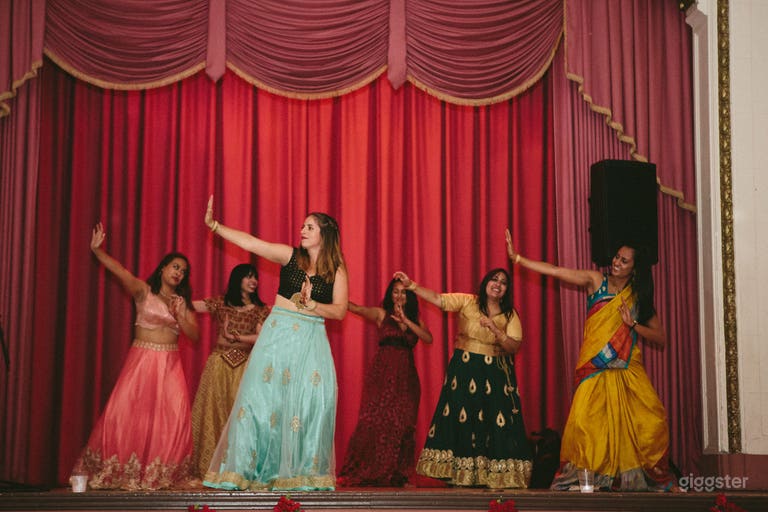  Stage preserved in original design from the Jazz Age. 