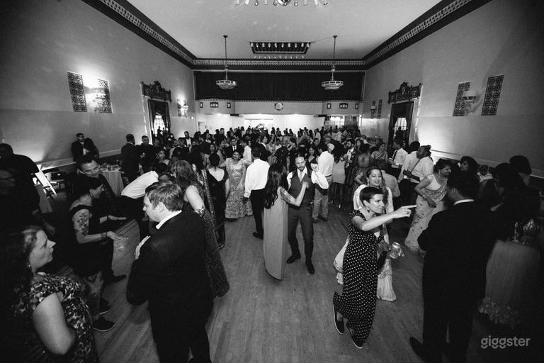  Vast space allows for comfortable movement for up to 600 standing guests. 