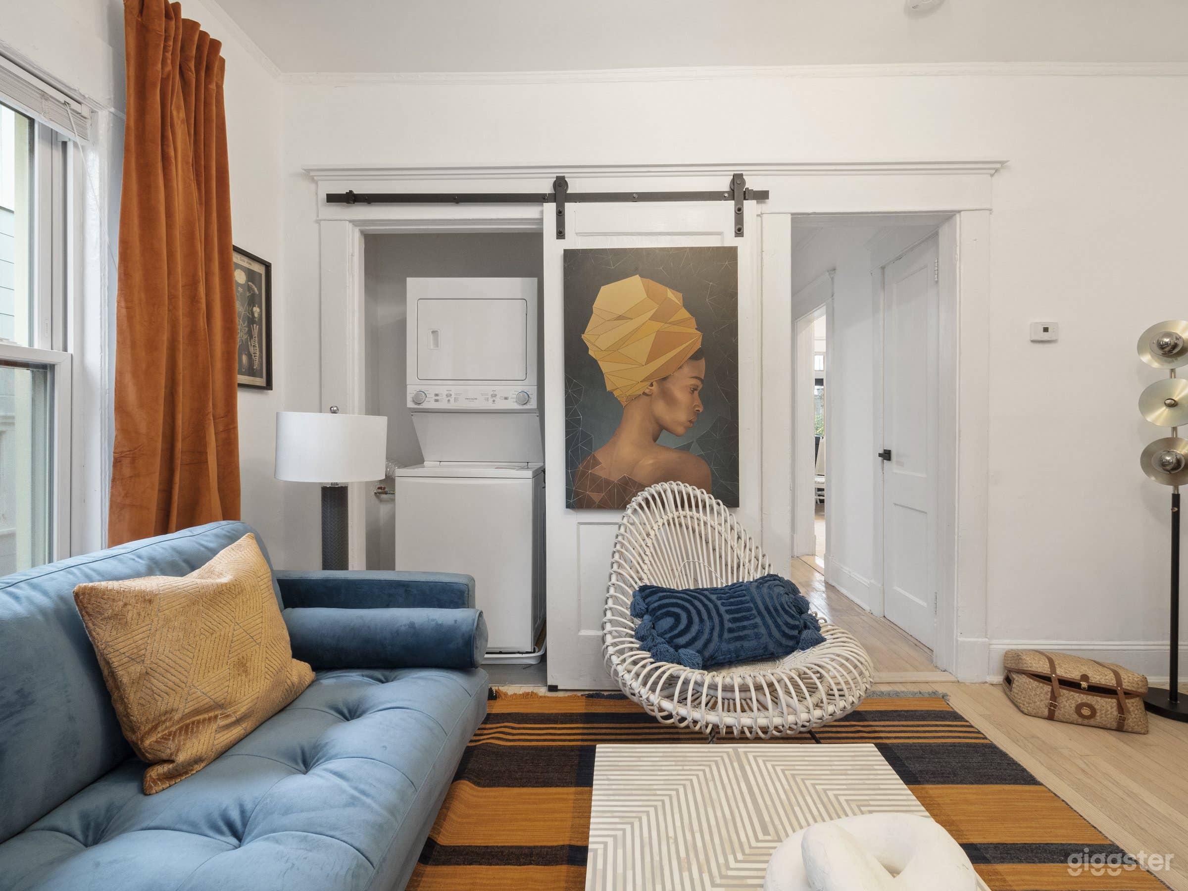 Field of Gold | Chic Furnished Renatl Apartment Photo 3