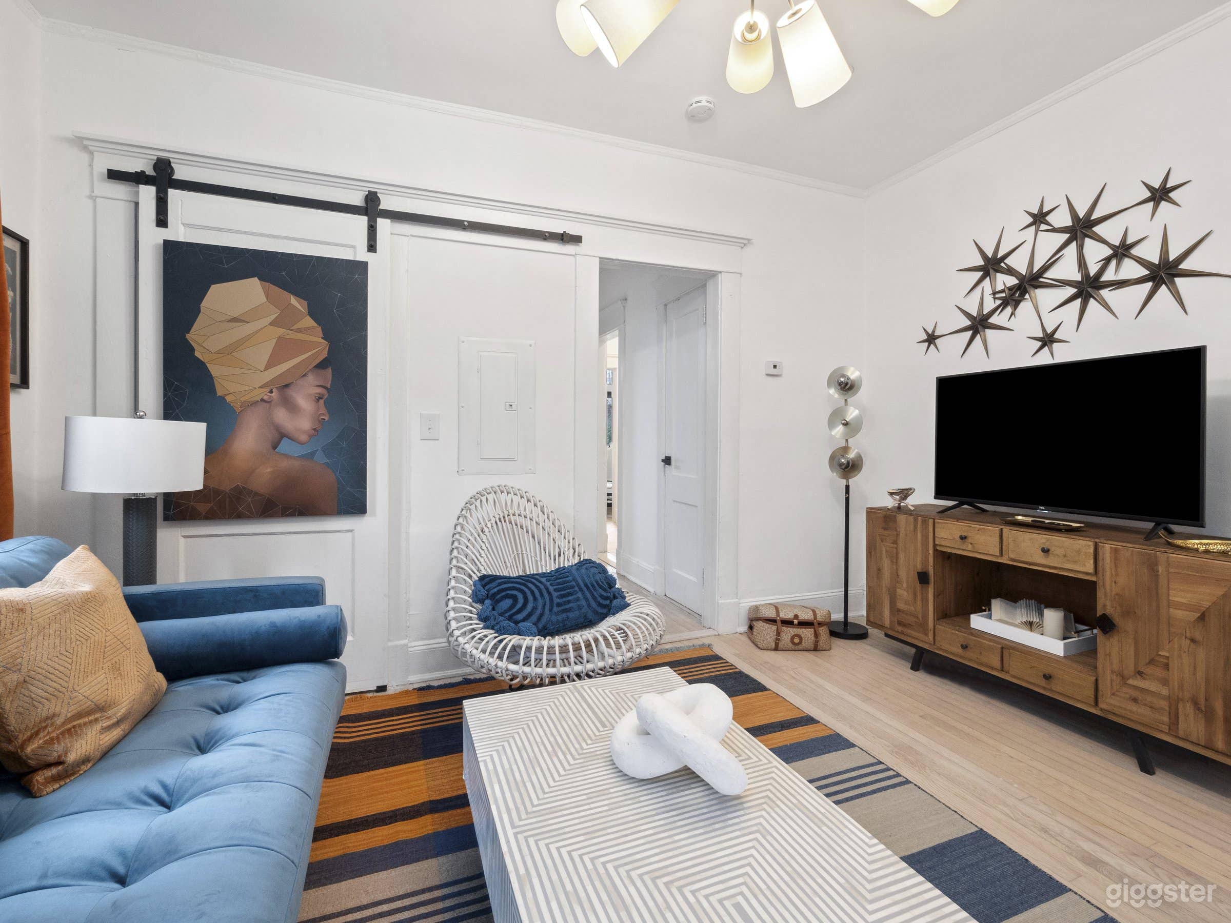 Field of Gold | Chic Furnished Renatl Apartment Photo 2