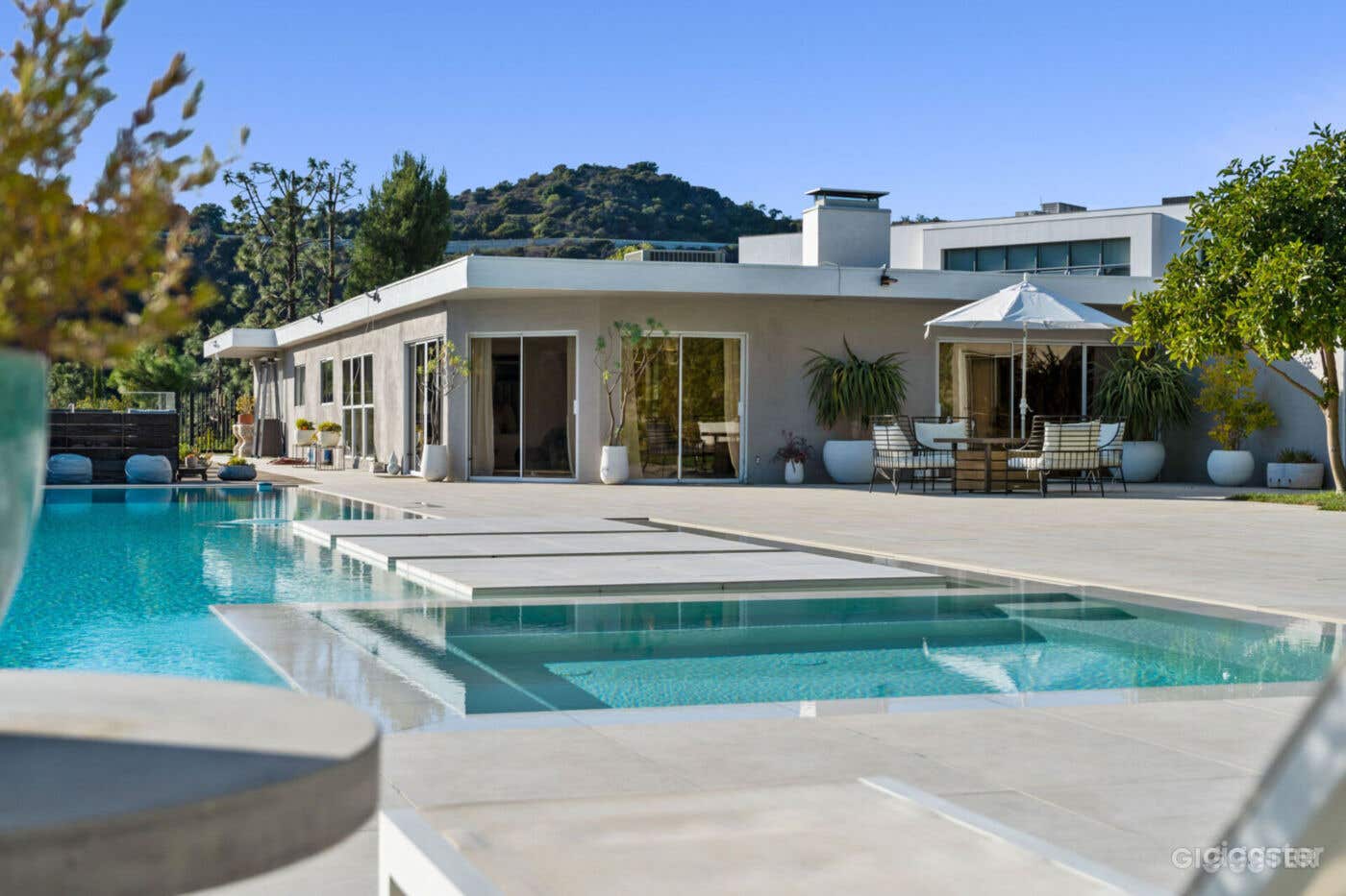  CLEARVIEW VILLA:VERSATILE BEVERLY HILLS/POOL Photo 3