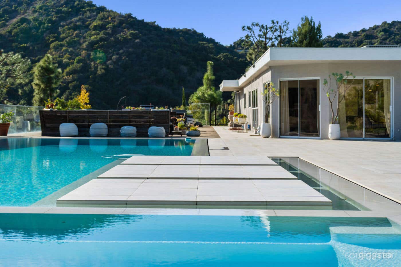  CLEARVIEW VILLA:VERSATILE BEVERLY HILLS/POOL Photo 1