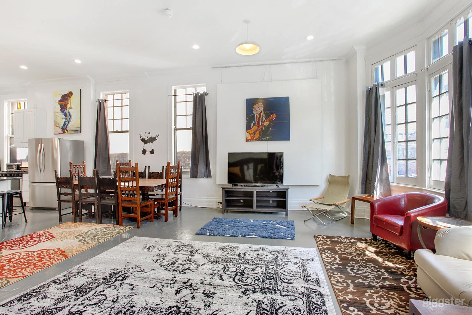 Great natural light from windows on 2 sides