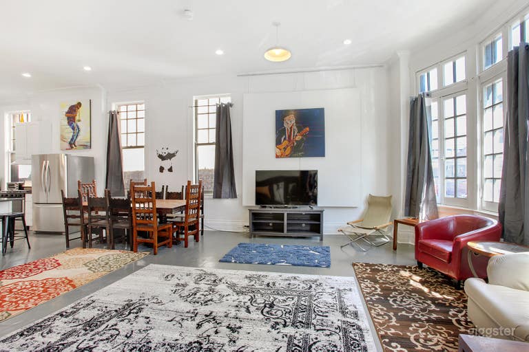  Great natural light from windows on 2 sides 