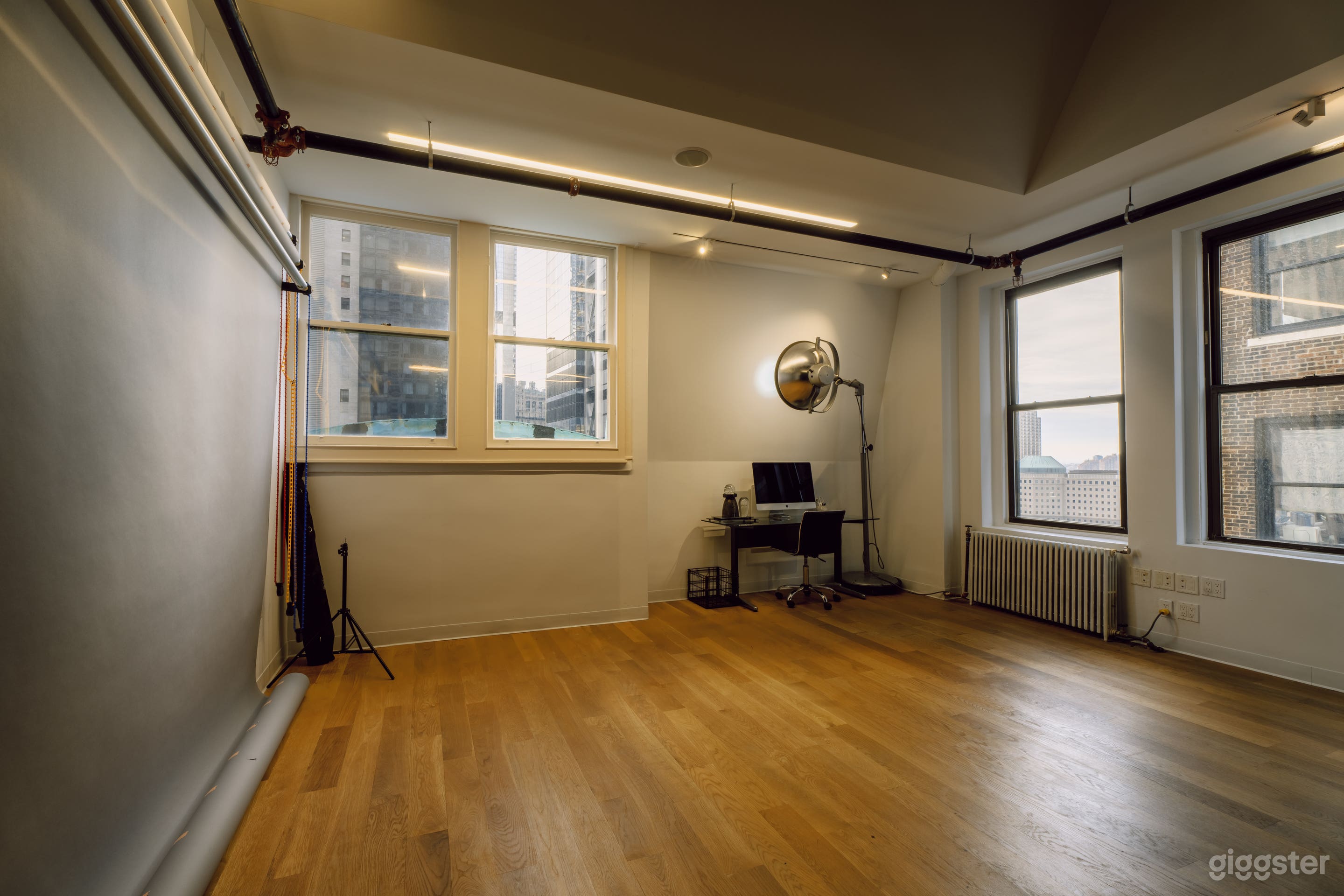 Downtown Small Photostudio in Chic Showroom Photo 3