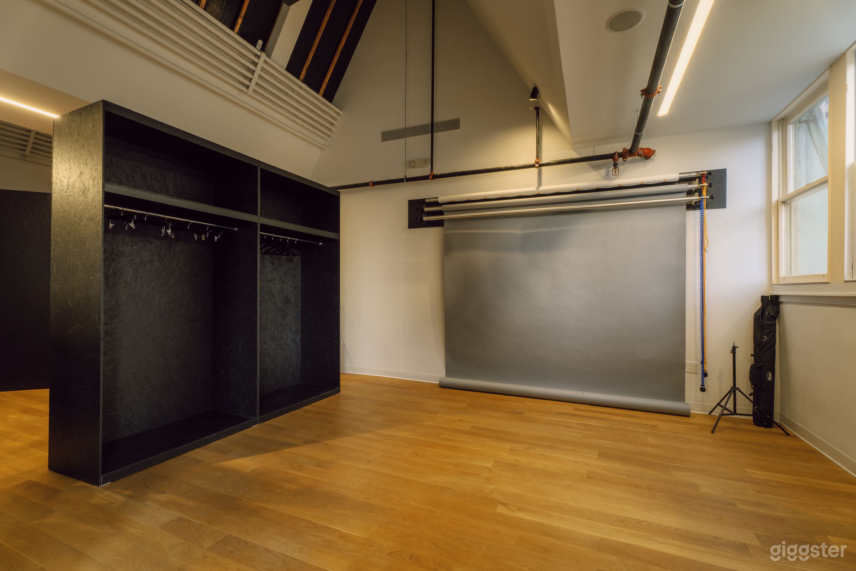 Downtown Small Photostudio in Chic Showroom Photo 4